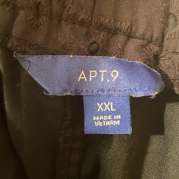 ✔️✔️✔️BOGOHO ✔️✔️✔️Black Eyelet Shorts - Picture 6 of 7